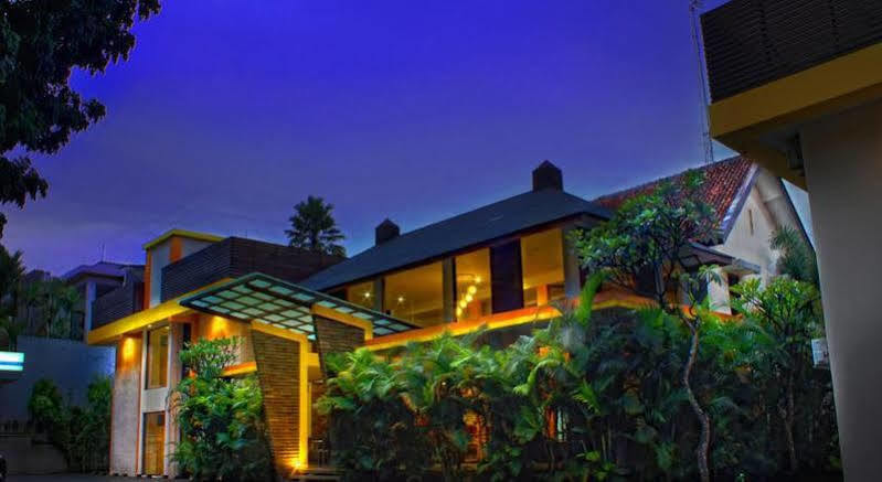 Collection O 295 Grha Ciumbuleuit Guest House Bandung Exteriör bild